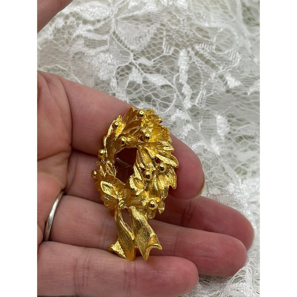 Napier Vintage Gold Tone Holiday Wreath Brooch - Picture 3 of 11